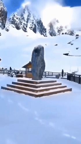 提前"入冬"?玉龙雪山9月飞雪,银装素裹如仙境!