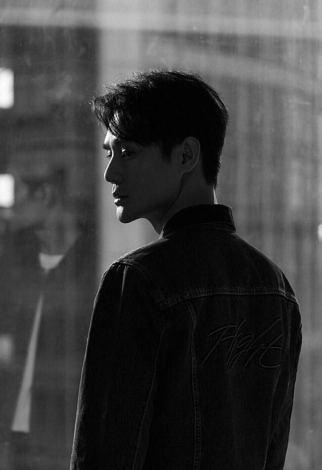 男星侧影pk:靳东扮嫩太尴尬,王凯单薄的像纸片人风一吹就倒了!