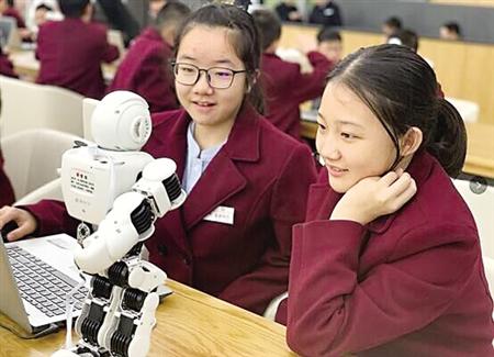 人工智能课程首进礼嘉智慧公园 学生娃娃编程机器人“能歌善舞”