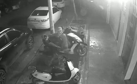 盗贼轻盈将摩托车拎了首来。(Youtube视频截图)