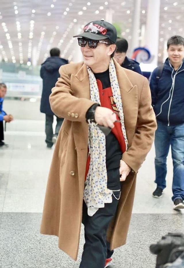 知道六小龄童演悟空棒,没想到还时尚,风衣配马甲形象酷似周润发