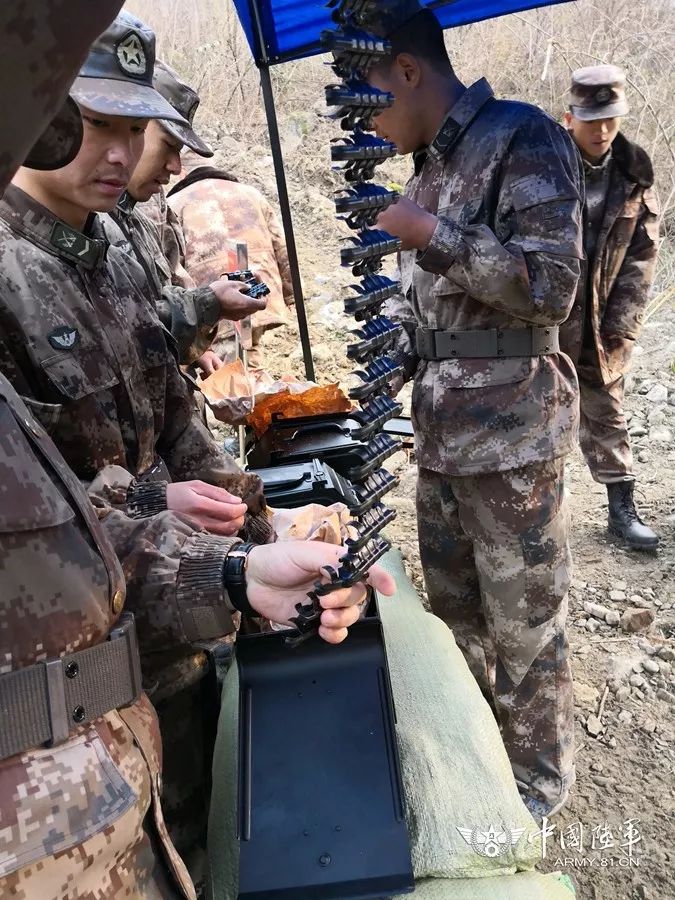 枪械员认真讲解夜间射击装填弹的注意事项▲学兵认真练习压弹,退弹