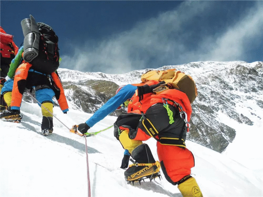 海宁第一人52岁大叔成功登顶珠穆朗玛峰脚边千米深渊冰壁下玩浪漫