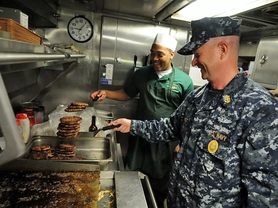 潜艇部队确实待遇优厚,伙食是好,但你要知道潜艇部队官兵所面临的生活