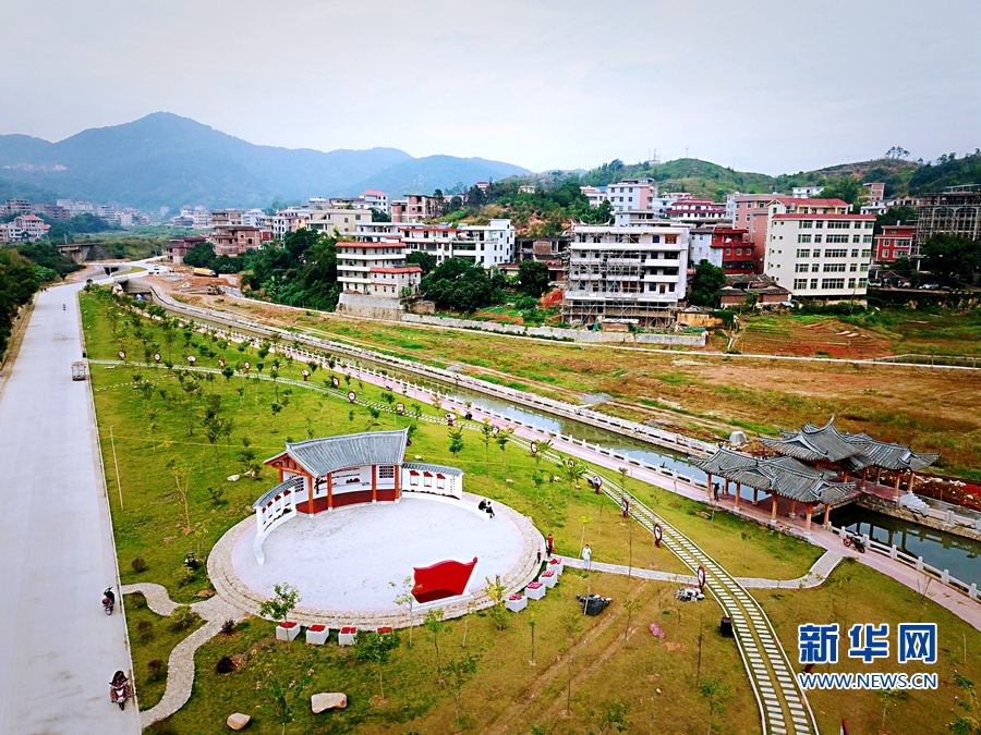 这是经兜村初心公园,村民日常休闲的好去处.