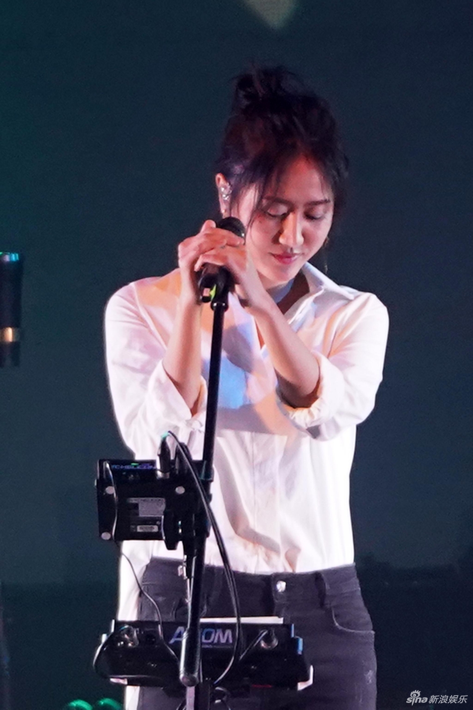 陈粒穿清新白衫台北开唱 表情投入专注