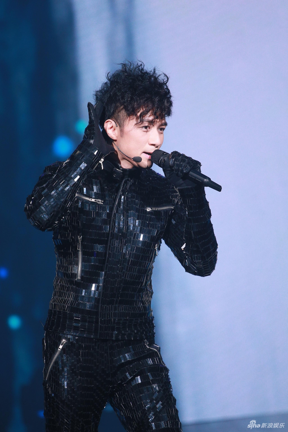 古巨基红馆开唱郑伊健助阵 称受伤后有阴影