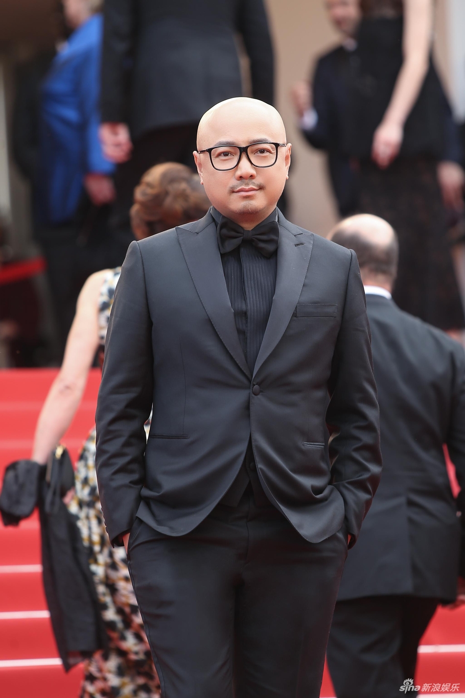 徐峥亮相戛纳红毯 穿西装皮鞋绅士气度十足