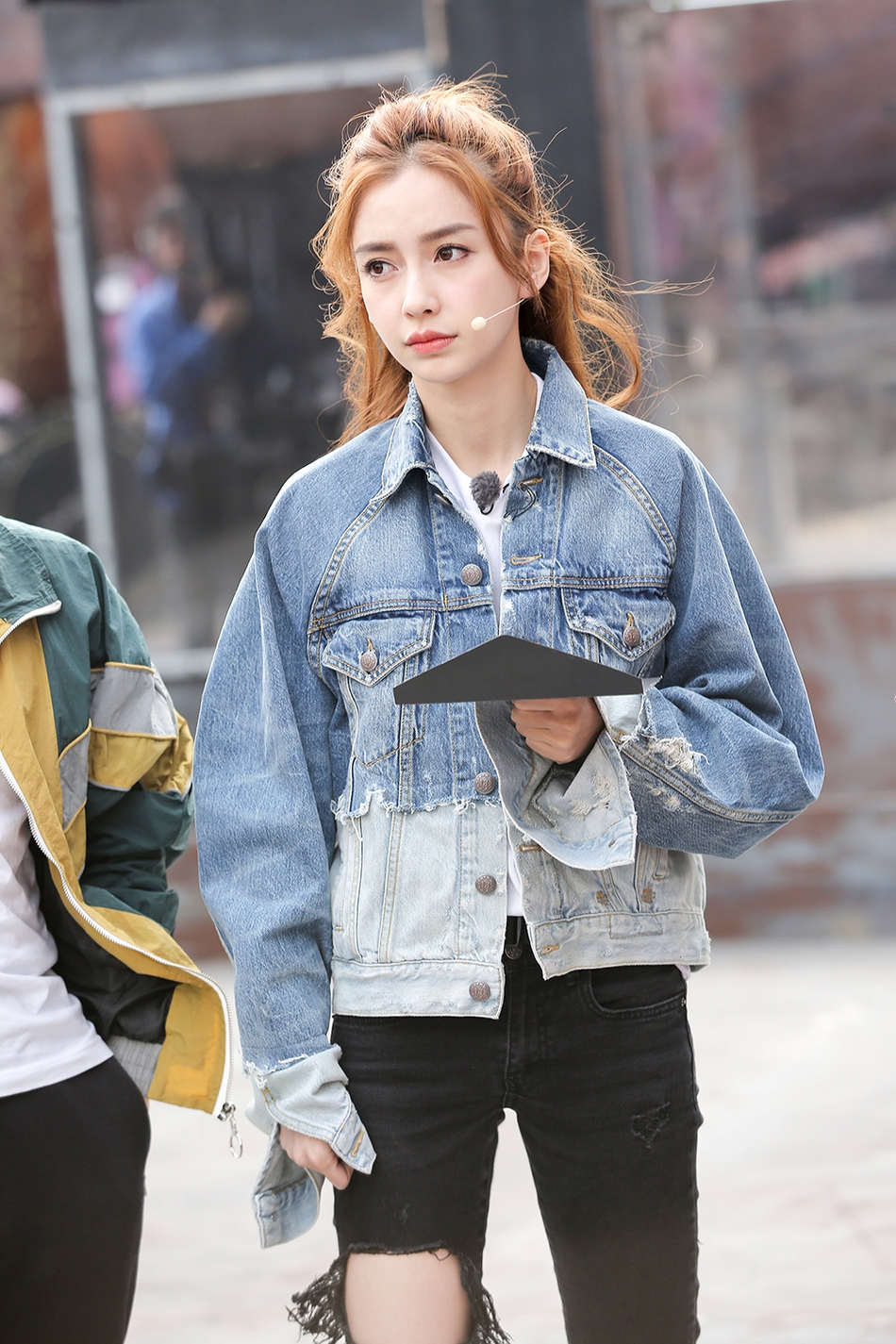 baby半马尾卷发俏皮灵动 拼接牛仔褂青春时尚