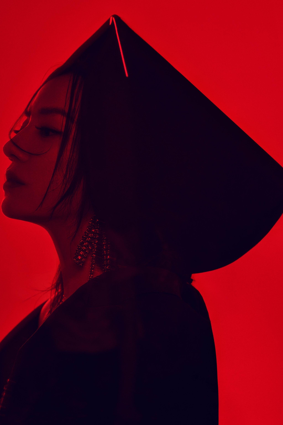 赵薇任影展大使海报出炉 红与黑凸显光影魅力