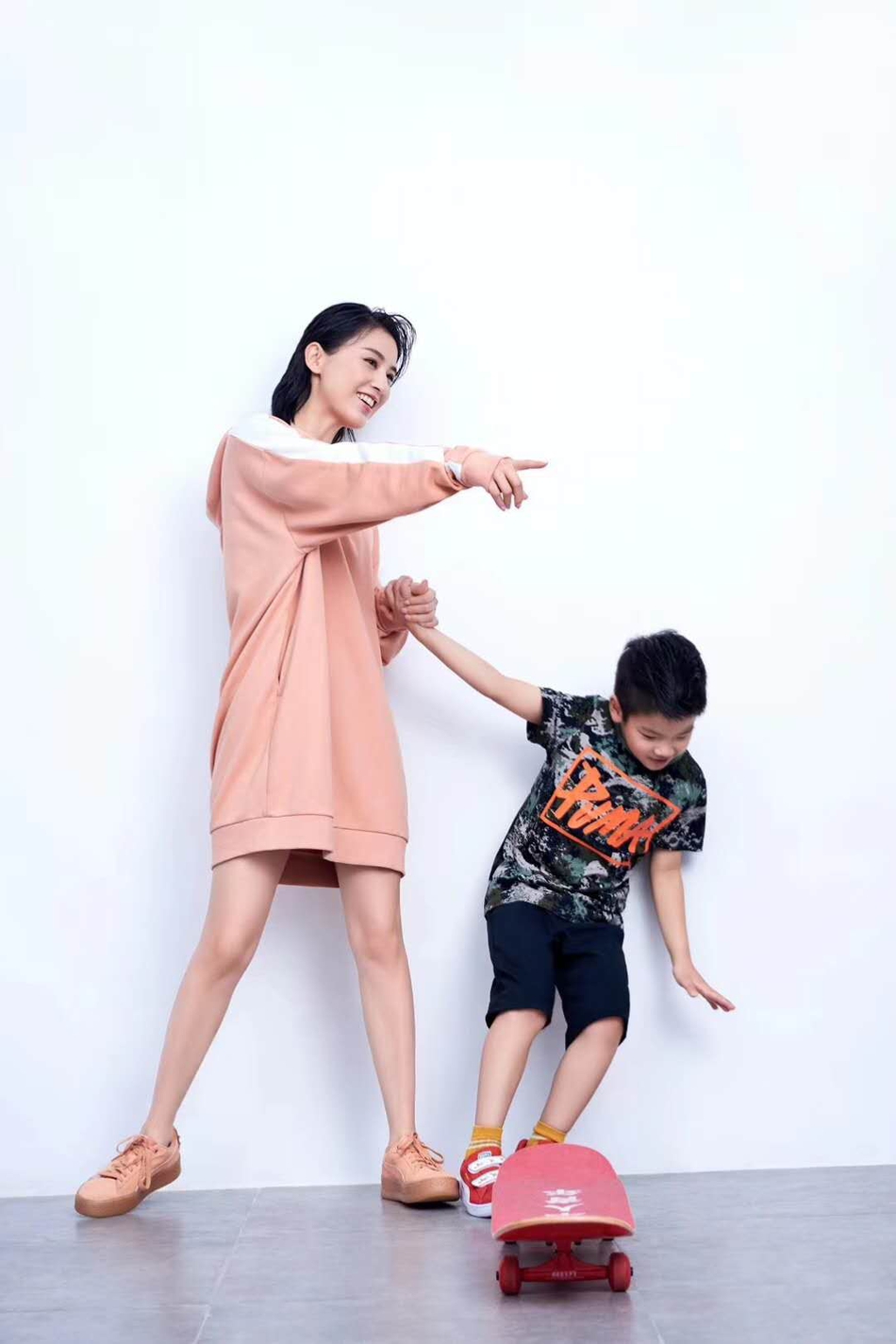 杨子晒妻儿运动风写真 安迪神态被赞酷过黄圣依