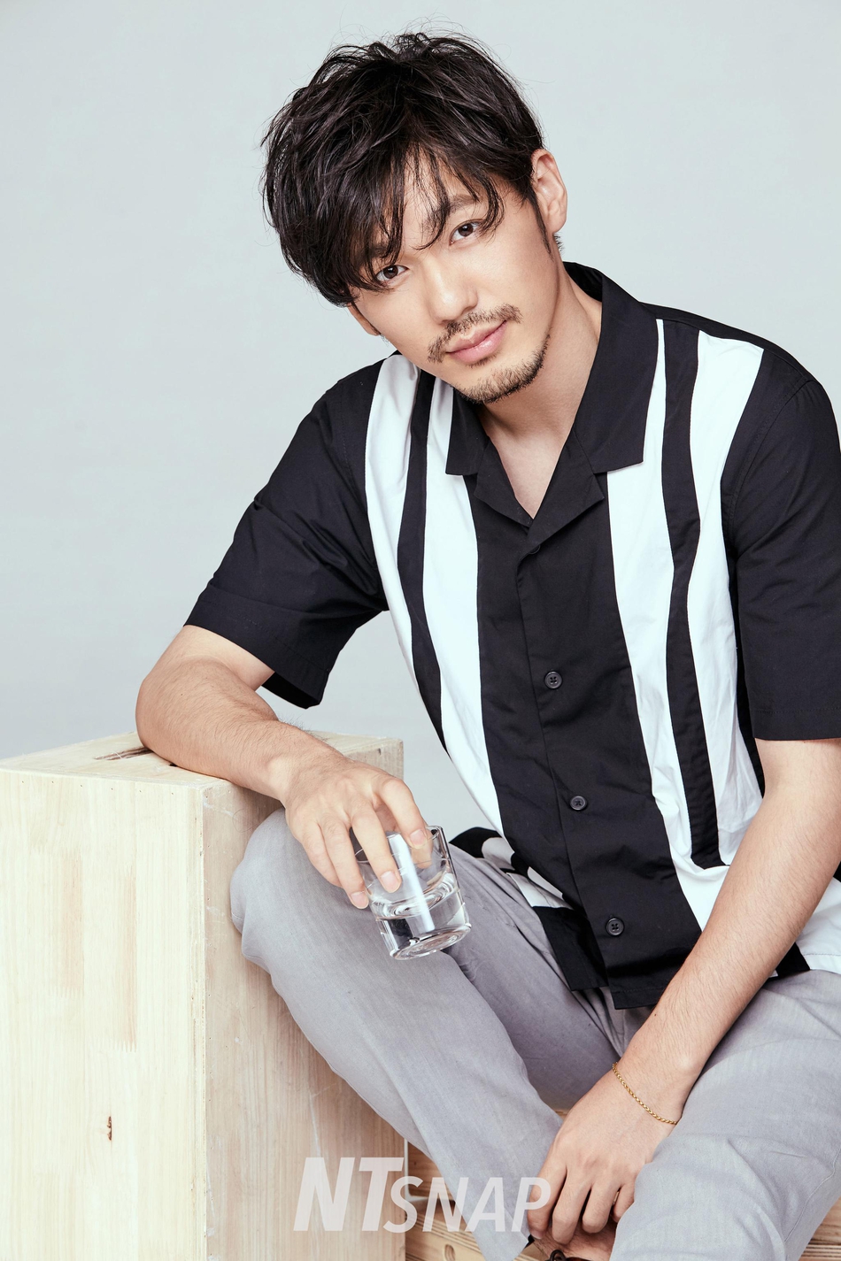 白宇复古风潮暖范十足 大秀成熟男人魅力