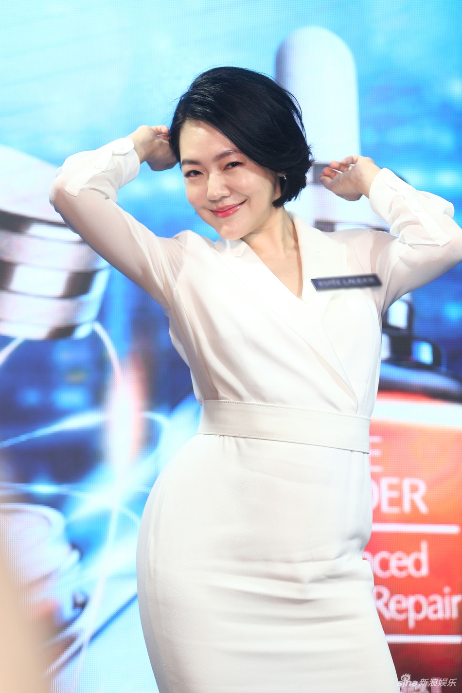 11日,台北,小s徐熙娣走红毯,身穿白色裙装看似优雅得体,一见到镜头