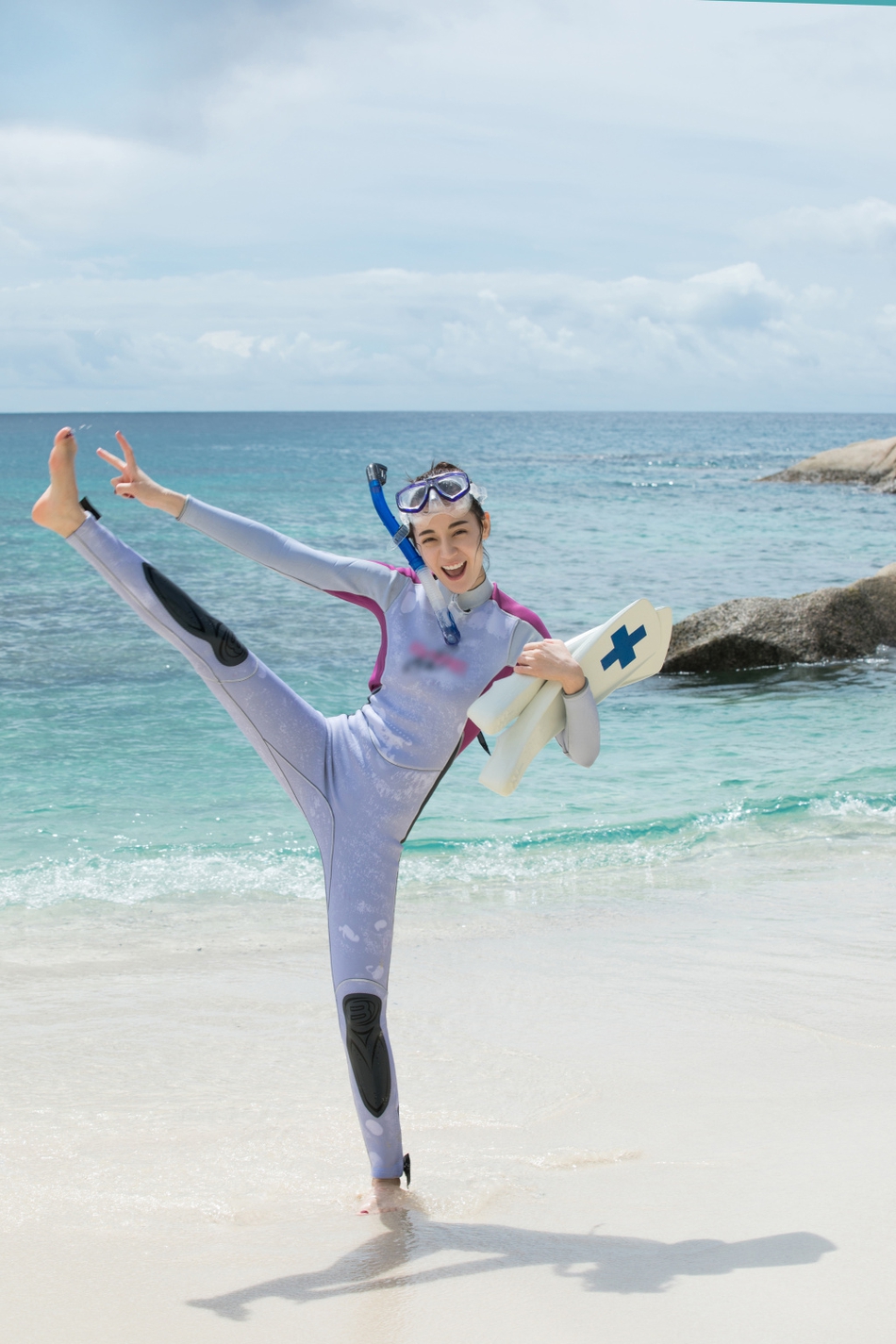 迪丽热巴庆祝学会游泳海边劈叉 比v开心灿笑