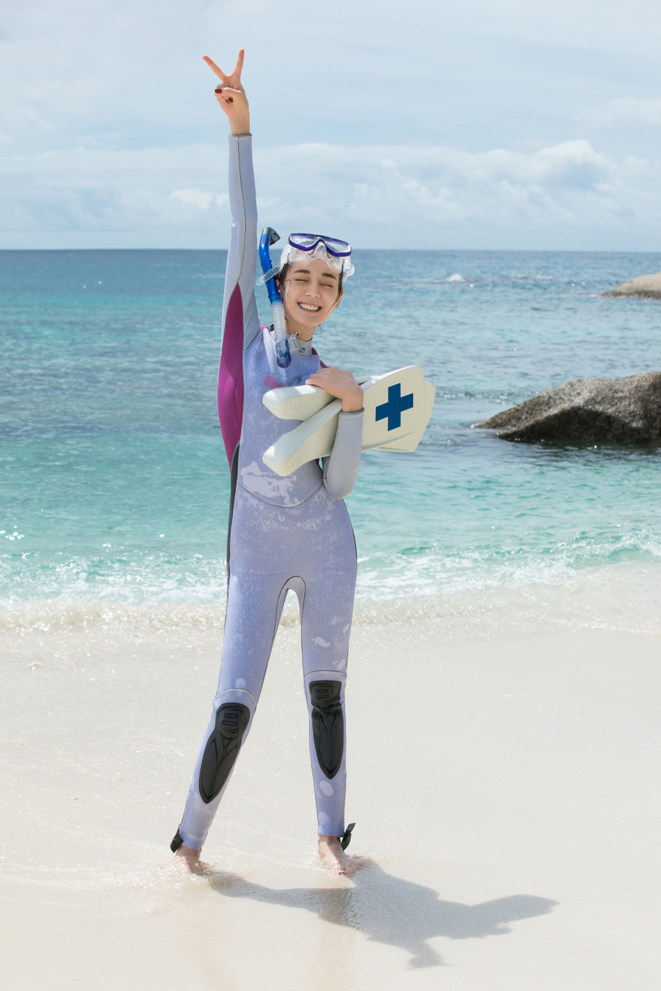 迪丽热巴庆祝学会游泳海边劈叉 比v开心灿笑