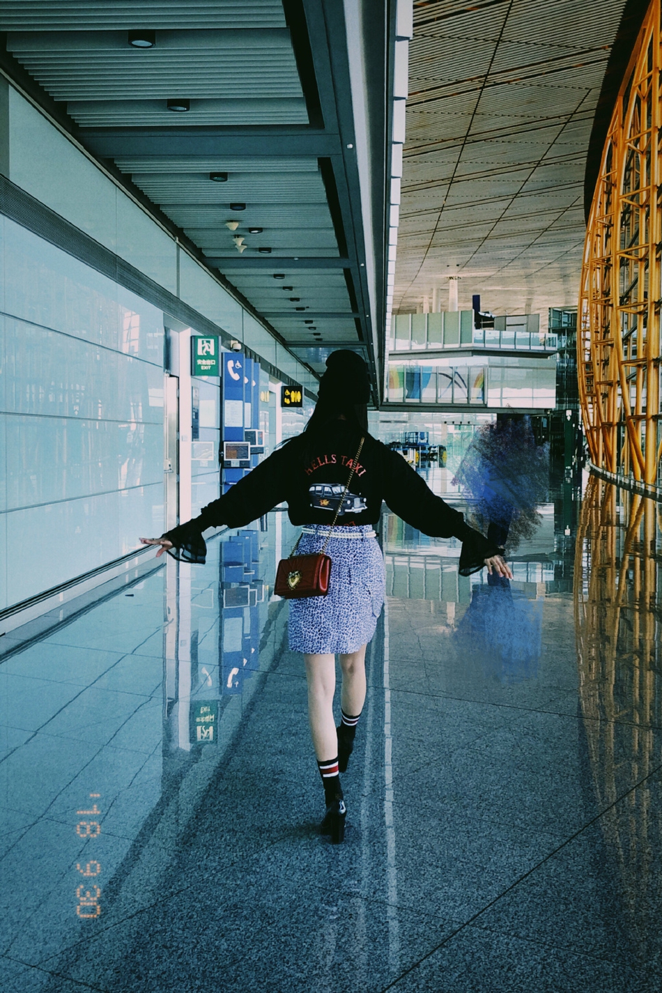 吴宣仪机场秀美腿,戴针织帽自拍甜美可爱