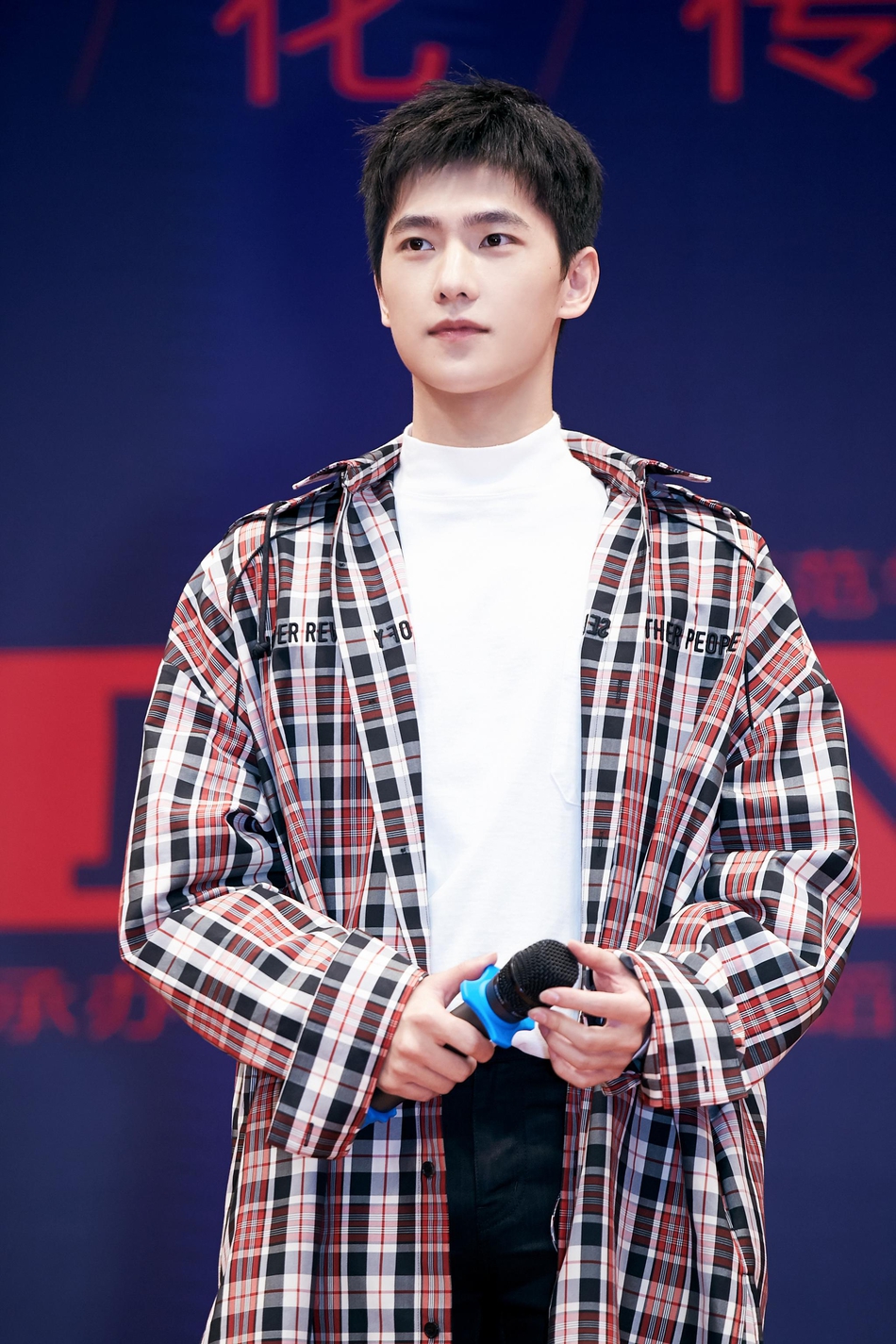 杨洋顶短发助力公益活动 现场教学示范民族舞动作