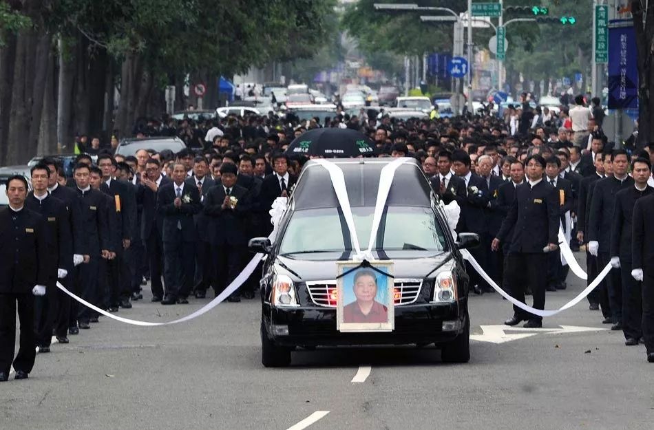 作为洪门老大,林绅在檀香山离世的时候,到场送行的人多达90000余人