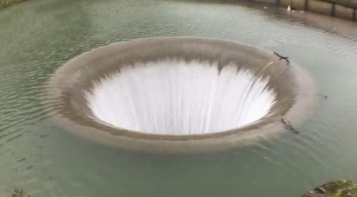 美国加州暴雨不断 结果湖面出现"大黑洞"将大量水吸入(图)