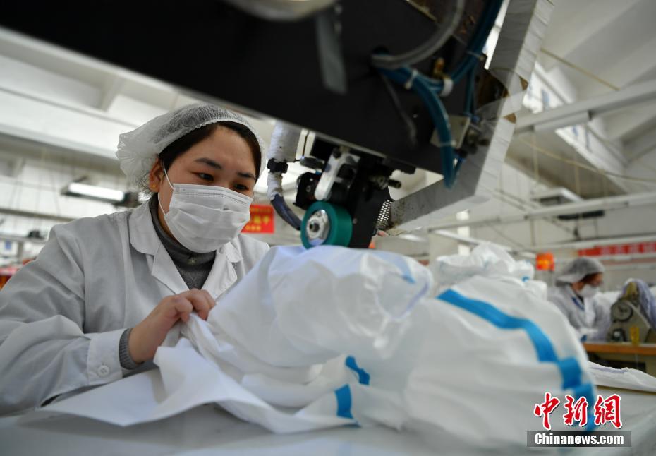 超级工厂日产2万套防护服24小时达武汉