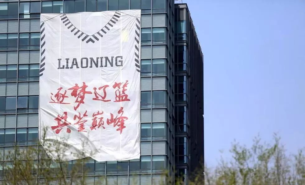 就连饭店也贴出标语 "吃饱了,削他…"