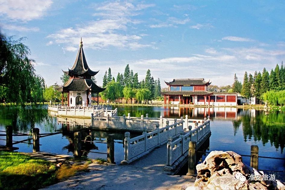 边 看碧水蜿蜒 看花团锦簇,淡雅清远 园  美 无论是精致典雅的清晏园