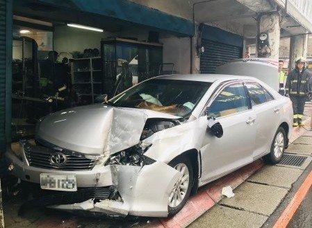 轿车车头撞上建筑柱子，当场凹陷。台湾《联合报》记者巫鸿玮翻摄