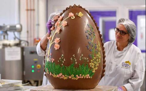 英商家造世界最大巧克力 高91厘米重近100斤 3人合力打造