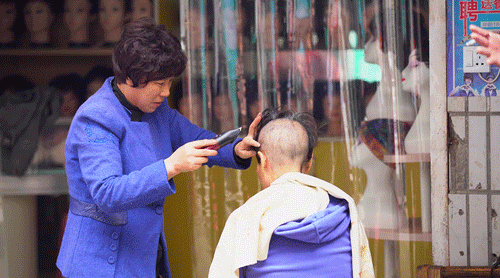 “癌症街上,那些拎着尿袋的人”:30张照片,戳破成年人最心酸的一面 “癌症街上,那些拎着尿袋的人”:30张照片,戳破成年人最心酸的一面