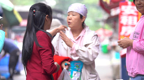 “癌症街上,那些拎着尿袋的人”:30张照片,戳破成年人最心酸的一面 “癌症街上,那些拎着尿袋的人”:30张照片,戳破成年人最心酸的一面
