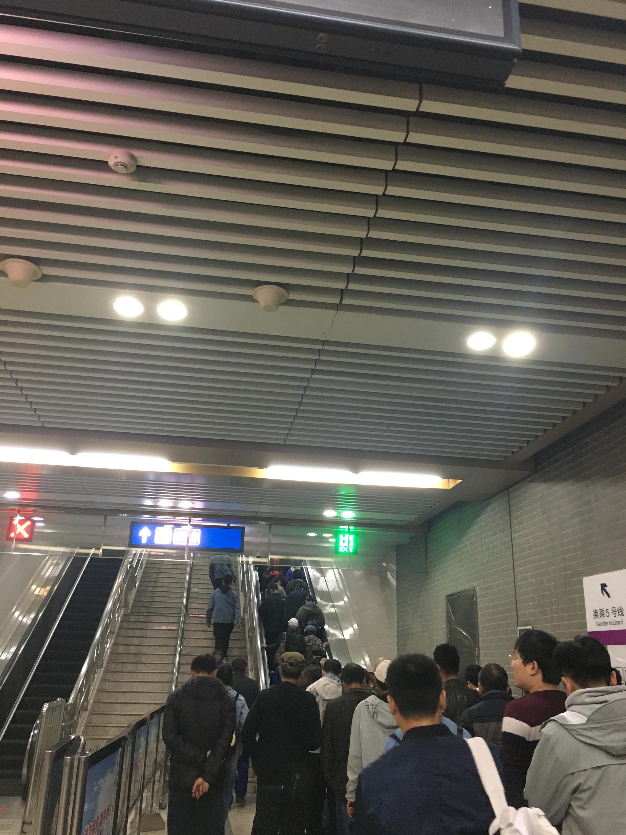 扶梯"左行右立"存隐患 北京地铁多年前已不提倡