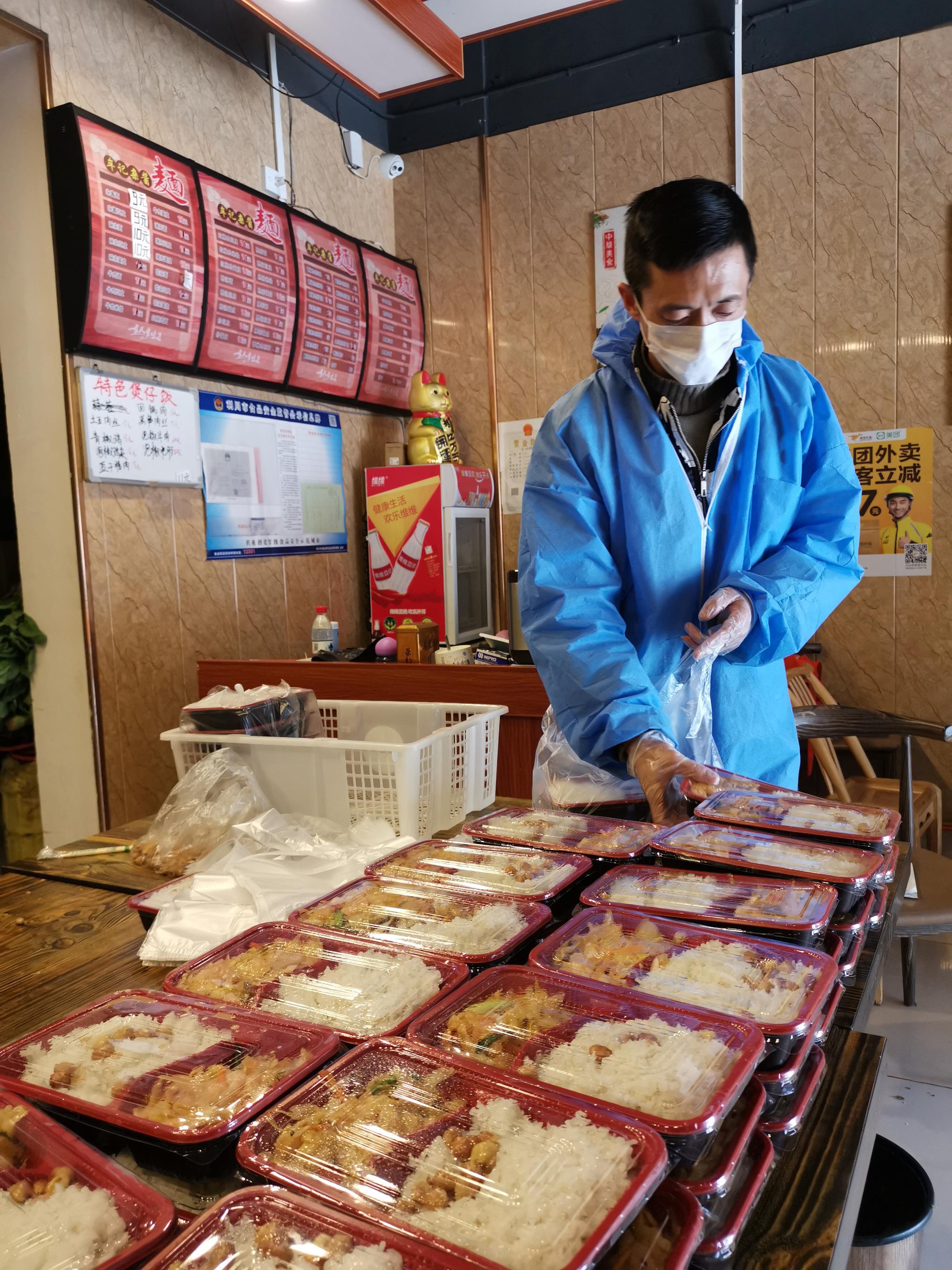 利川"盒饭哥":每天为一线防疫人员提供百份免费午餐