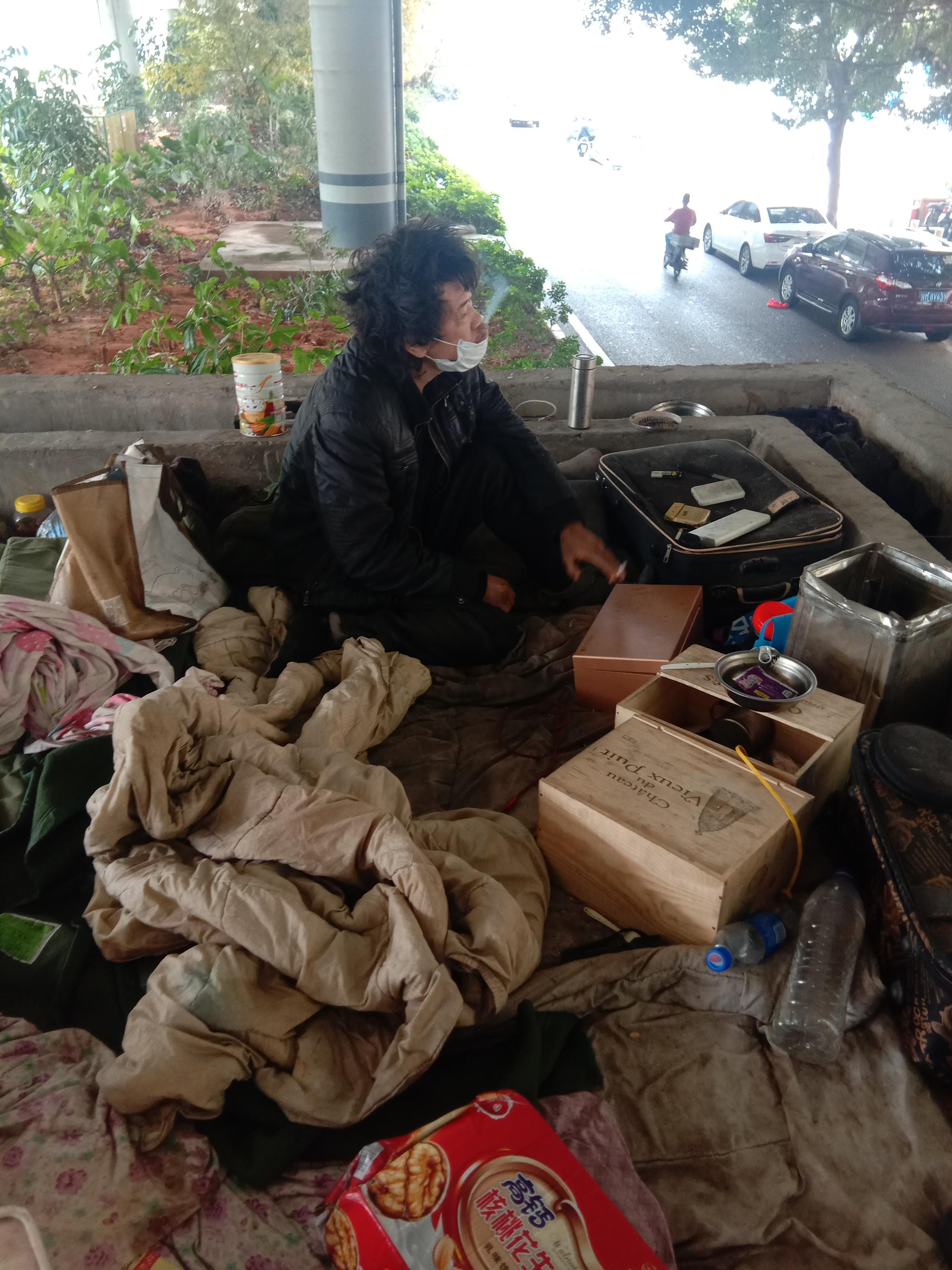 男子在外流浪十多年高中同班同学愿资助其回家