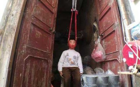 男孩每天要"上吊",父母没办法阻止,还要哭着帮助他