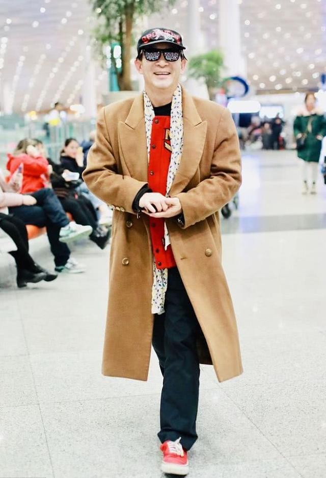 知道六小龄童演悟空棒,没想到还时尚,风衣配马甲形象酷似周润发
