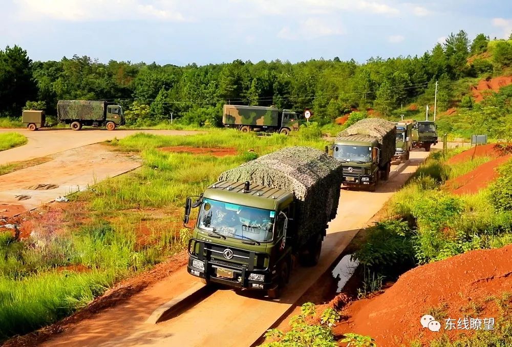 驶过单边桥,穿越涉水区……复杂道路驾驶课目比武场上,马达轰鸣,尘土