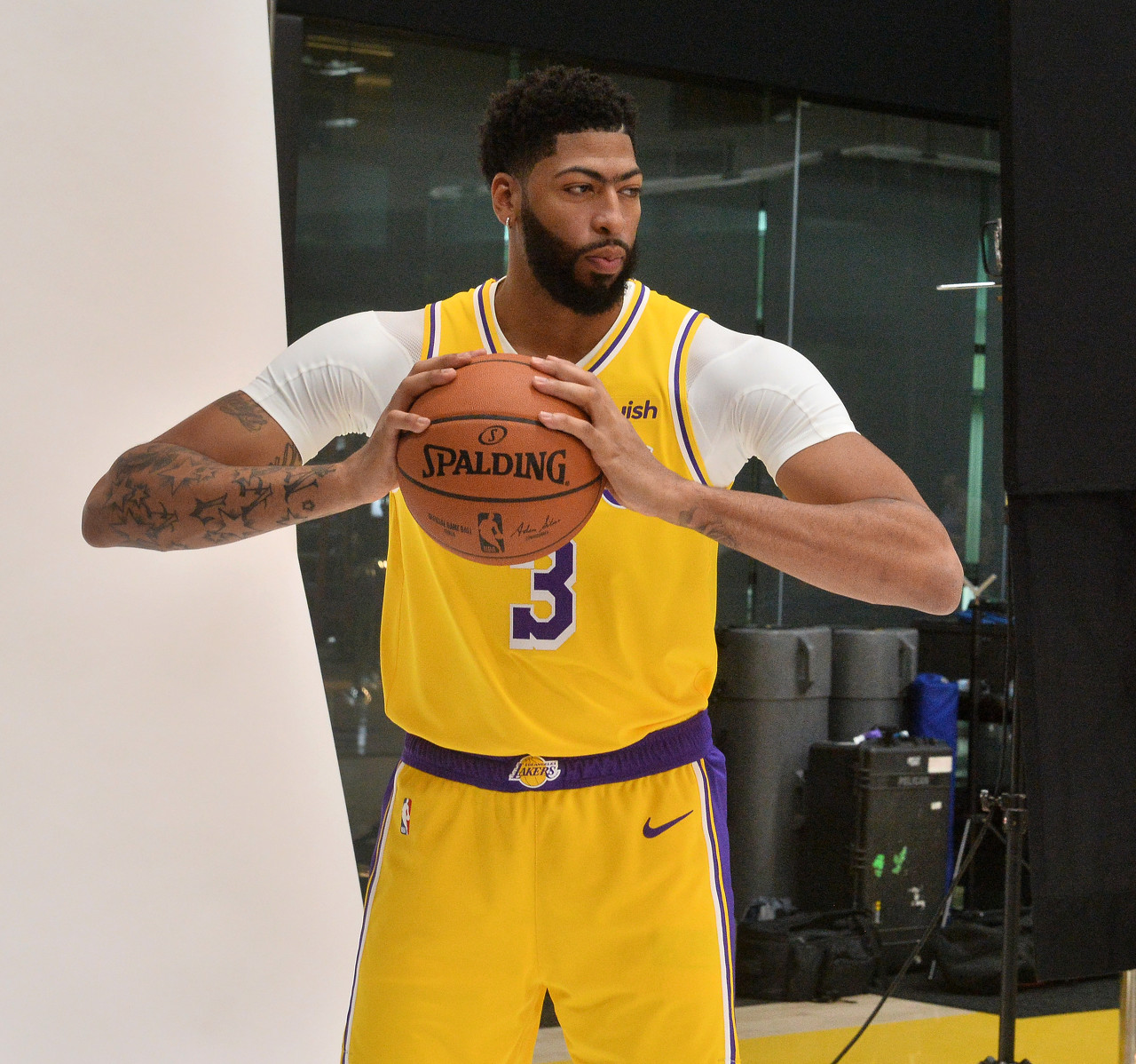 浓眉首节砍下16分9板 接老詹传球上演高难度转体空接