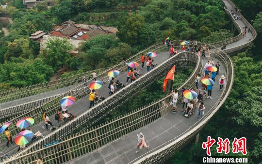 福州青年志愿者让残疾人坐轮椅行走福道感受大