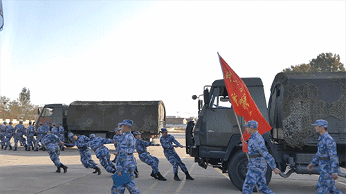 海军汽车兵比武现场堪比速度与激情