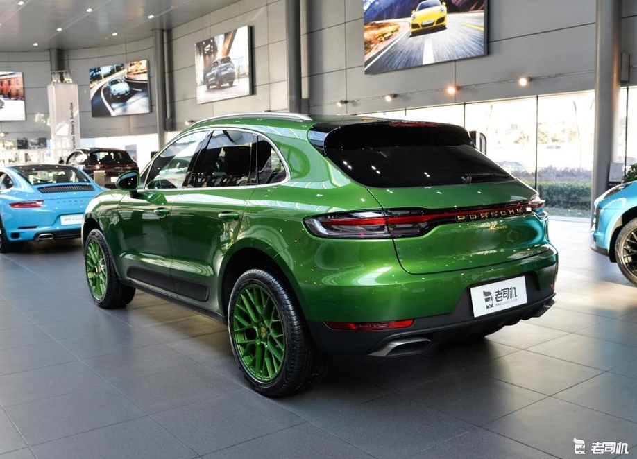 这辆车选装了新增的曼巴绿金属漆,而且保时捷这几年好像特别偏爱绿色