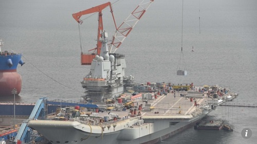 大连造船厂码头的001A型航母(香港《南华早报》网站)