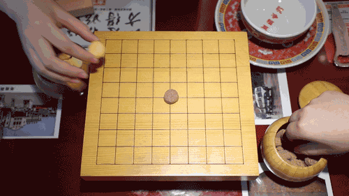 在等菜觉得无聊的时候,不妨和同伴来一局五子棋,一起做一件事总比都在