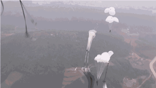 把政治工作做到了演训场，勇于垂范“第一跳”。