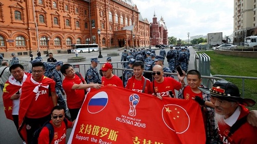 近年来，中国出境游客更趋国际化。图为中国游客在莫斯科观看2018年世界杯。（路透社）
