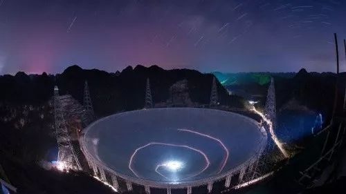 ▲资料图片：中国使用球面射电望远镜“天眼”来探索太空。（美联社）