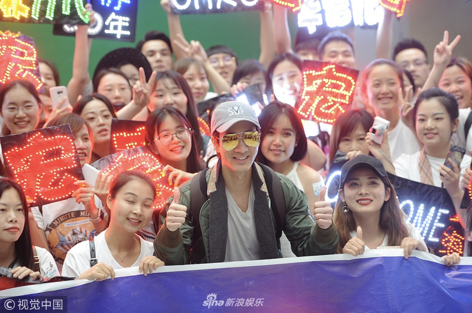 王力宏开心与粉丝合影 妻子挺孕肚默默陪伴