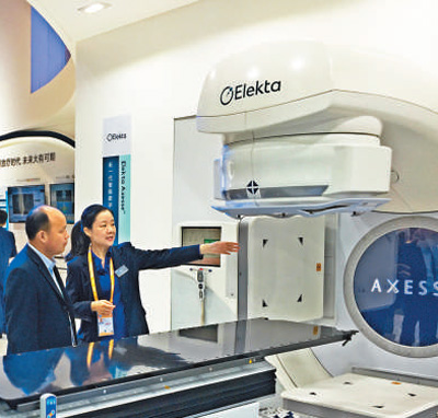 医科达工作人员向观展商介绍新一代肿瘤放射治疗的智能数字化平台Elekta Axesse。 　　本报记者 黄 超摄