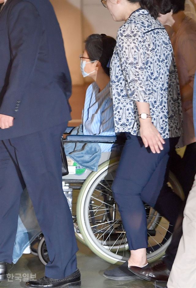 9月16日，朴槿惠现身医院，准备做手术（《韩国日报》）