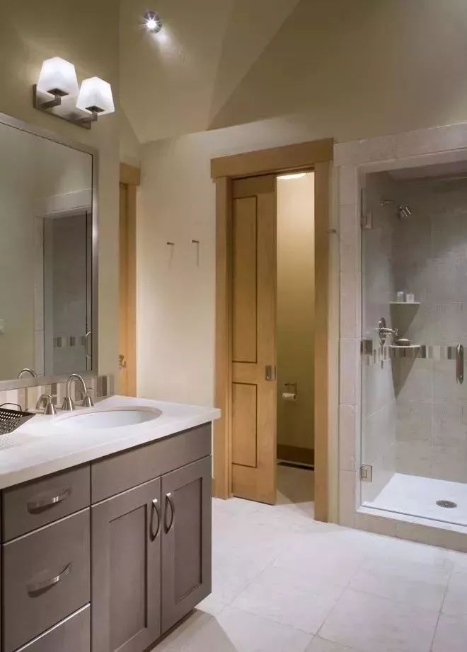 你该不会装错了吧?|门套|卫生间_新浪新闻