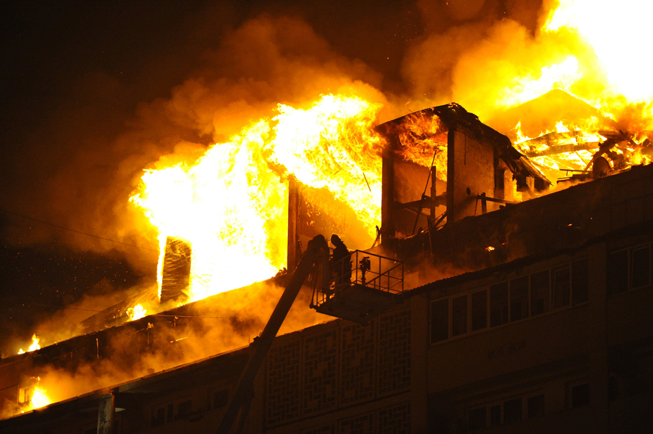 直击俄车臣首府格罗兹尼一高楼楼顶着火疏散220人